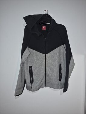 Nike Men’s Black & Gray Hooded Chevron Zip Jacket
